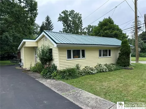 15 Gifford Ave, Busti, NY 14750