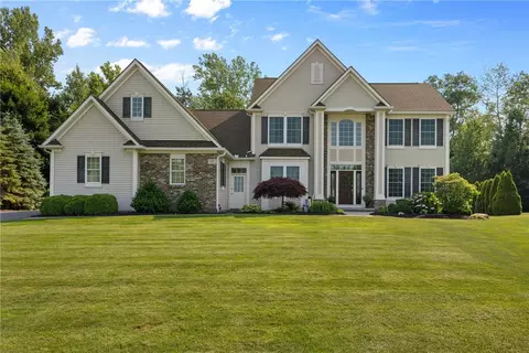 15 Crimson Way, Webster, NY 14580