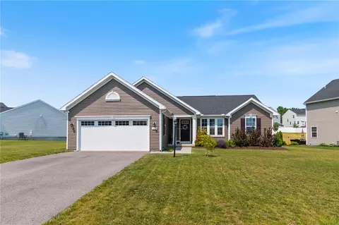 254 Longleaf Ln, Macedon, NY 14502