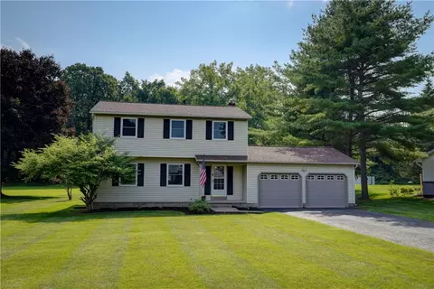 29 Drumlin Dr, Macedon, NY 14502