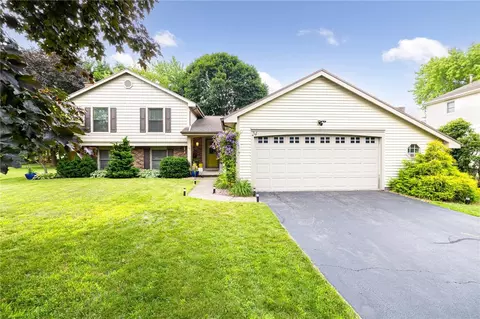 24 Pennicott Cir, Penfield, NY 14526