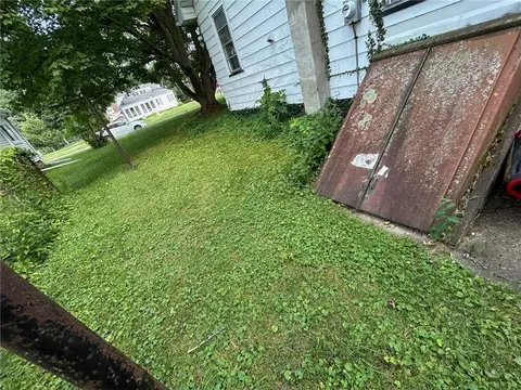 Exterior - 472 Seneca Rd, Irondequoit, NY 14622 photo 5 of 7