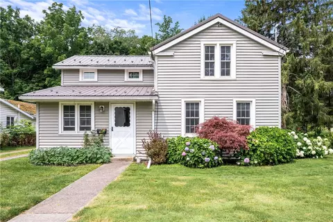 11 Walnut St, Phelps, NY 14532