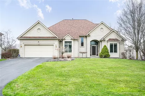 8 Pearlstone Dr, Perinton, NY 14526