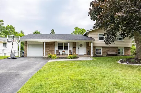 34 Tanglewood Dr, Greece, NY 14616