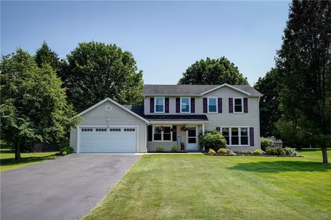 11 Hillcrest Dr, Hamlin, NY 14464