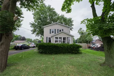 6 N Newark St, Phelps, NY 14532