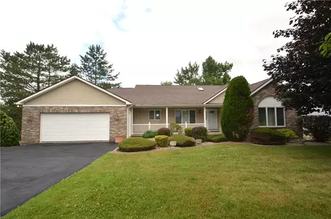 190 Weiland Woods Ln, Greece, NY 14626