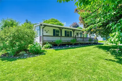 9 Douglas Dr, Canandaigua, NY 14424