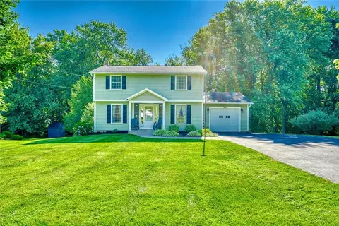 1430 Willowdale Dr, Macedon, NY 14502