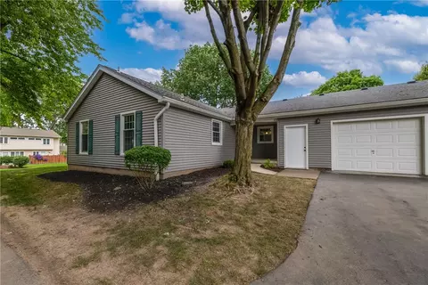 12 Rockhurst Dr, Penfield, NY 14526