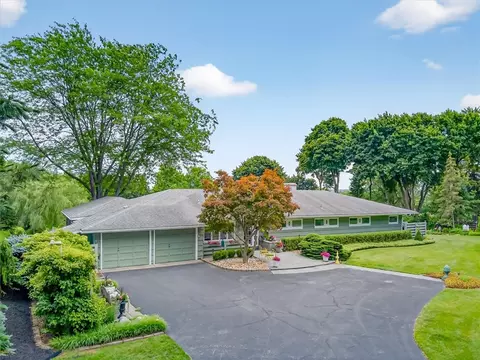 65 Oakwood Ln, Wheatland, NY 14546