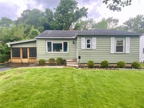 35 Marilyn Pkwy, Gates, NY 14624