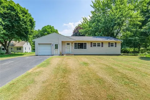 838 Chestnut Bnd, Webster, NY 14580