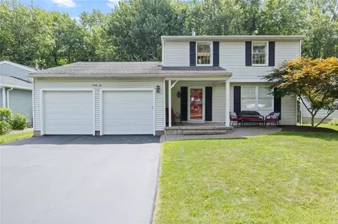 46 Meadowlark Dr, Penfield, NY 14526