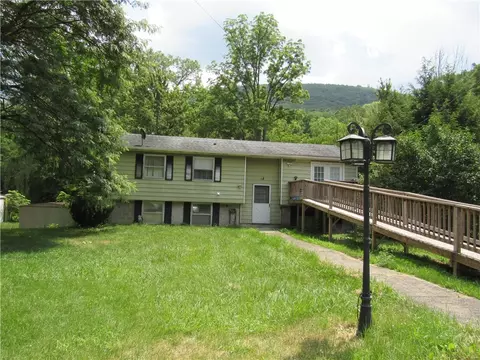 18 Mark Cir, Naples, NY 14512