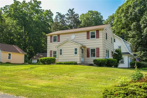 827 Harmon Rd, Penfield, NY 14526