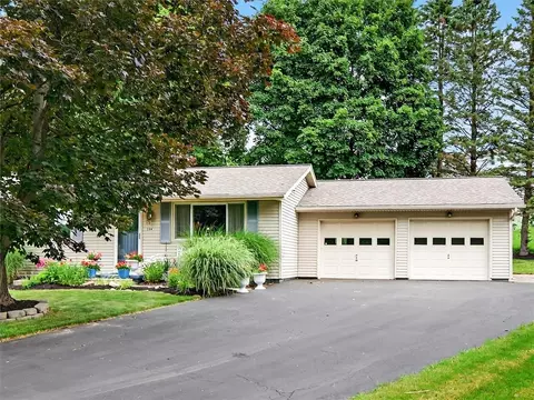 144 Hamden Cir, Parma, NY 14468