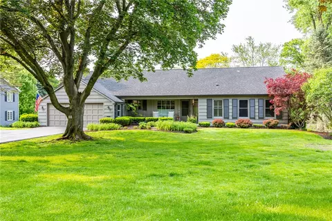 39 N Country Club Dr, Rochester, NY 14618