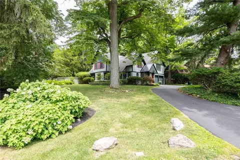 8 Oak Ln, Brighton, NY 14610