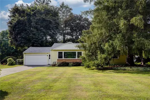 5 Shire Oaks Dr, Pittsford, NY 14534