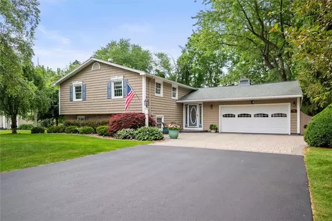 798 Hawthorne Pl, Webster, NY 14580