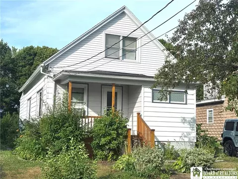 11 Elm St, Hanover, NY 14136