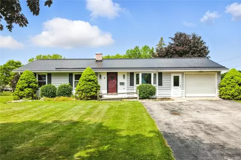 8 Washington Ave, Le Roy, NY 14482