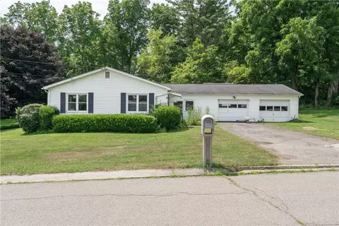 3 Crescent Pl, Almond, NY 14804