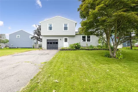 1600 Flaxen Dr, Farmington, NY 14425