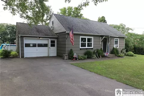 6554 Sherwood Ln, Boston, NY 14025