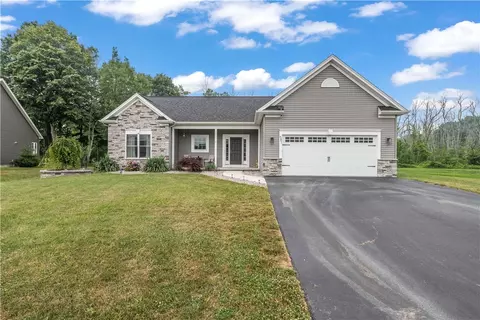 581 Whistlers Cove Ln, Greece, NY 14612
