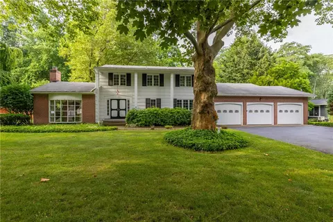 8 Cranswick Ln, Rochester, NY 14618