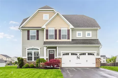 1601 Clovertrail Dr, Farmington, NY 14425