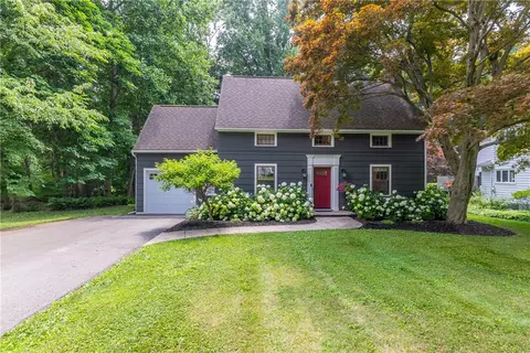 121 Penfield Cres, Rochester, NY 14625