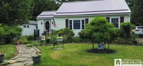 12 Pearl St, Brocton, NY 14716