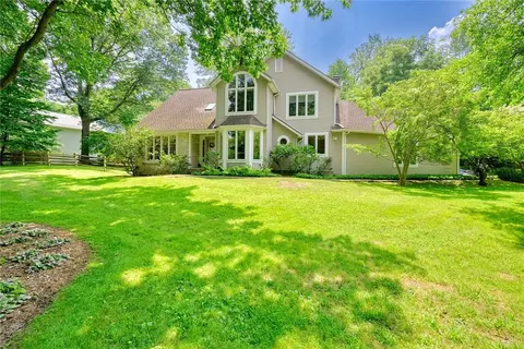 46 Green Valley Rd, Perinton, NY 14534