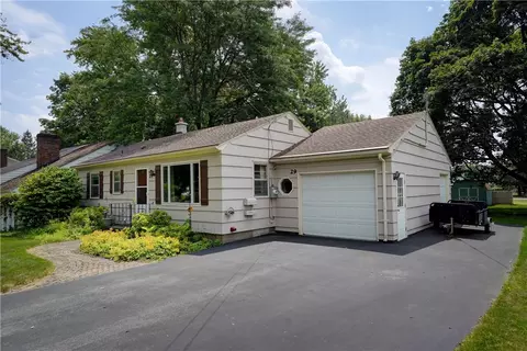 29 Country Ln, Penfield, NY 14526