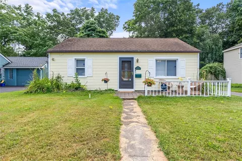 15 Penhurst Rd, Brighton, NY 14610