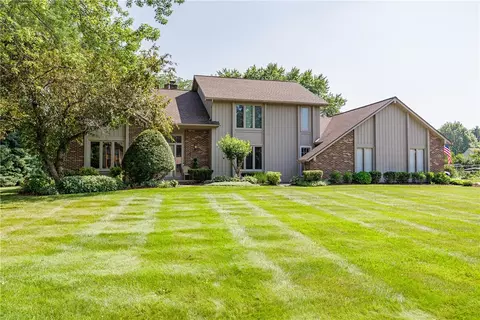 14 Fenimore Dr, Pittsford, NY 14534