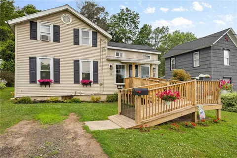 11 Orchard St, Galen, NY 14433
