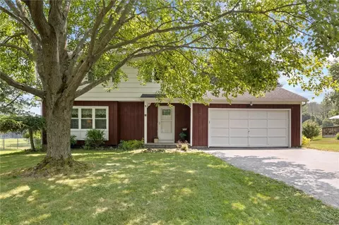 99 Paddy Ln, Macedon, NY 14502