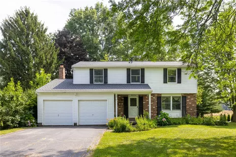 24 Reddick Ln, Ogden, NY 14624