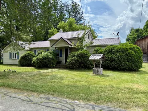 26 N Maple Ave, Avoca, NY 14809