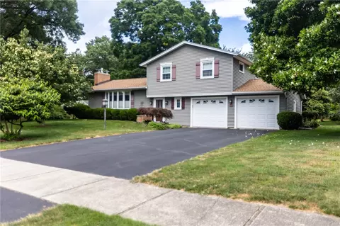 110 Bay Knoll Rd, Irondequoit, NY 14622