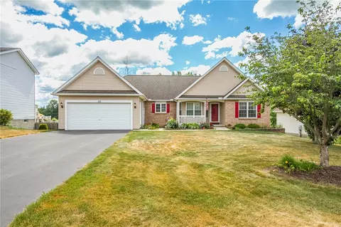 22 Royce Dr, Riga, NY 14428