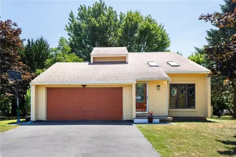 2 Alicia Cir, Riga, NY 14428
