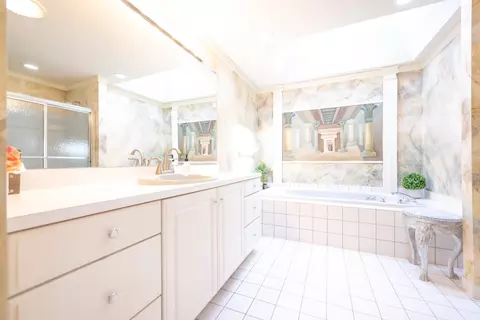 Bath - 377 Spinnaker Ln, Webster, NY 14580 photo 2 of 3