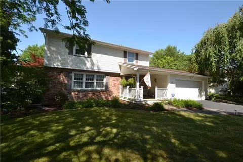 27 Old Barn Cir, Penfield, NY 14526