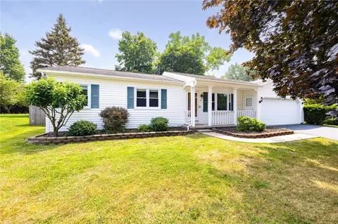 67 Woodedge Ln, Greece, NY 14626